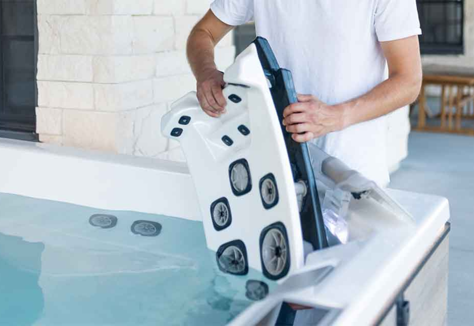 premium spa vonia modernioje lauko erdvėje