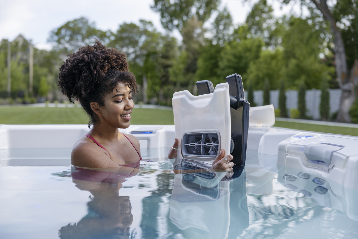 sūkurinė vonia lauko poilsio zonoje kieme