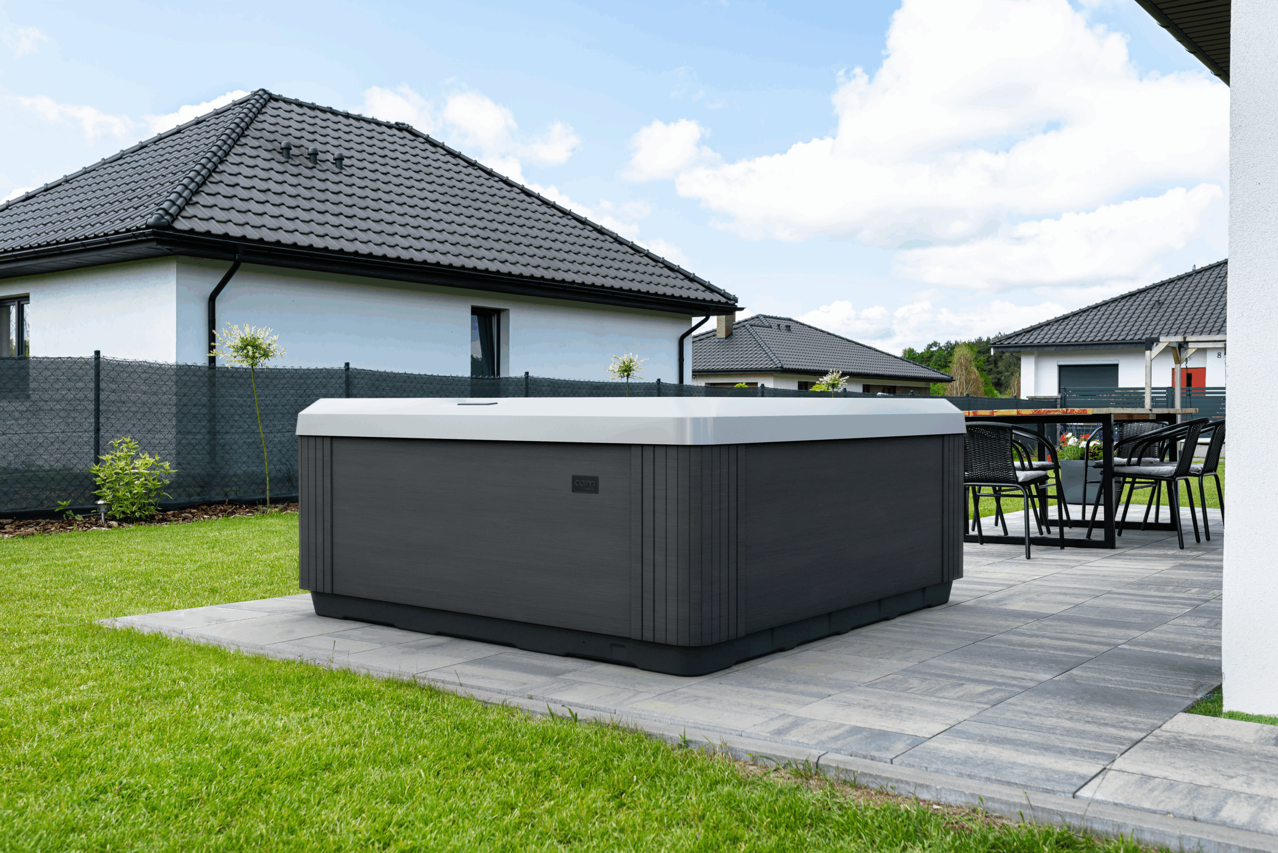 sūkurinės vonios poilsiui namų kiemo aplinkoje